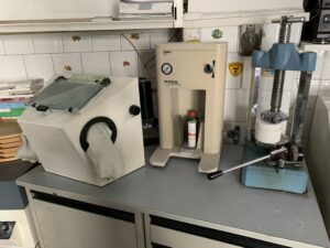 strumentazione del laboratorio dell' odontotecnico in sede