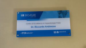 targa per centro di eccellenza in implantologia orale del Dr. Riccardo Andreose